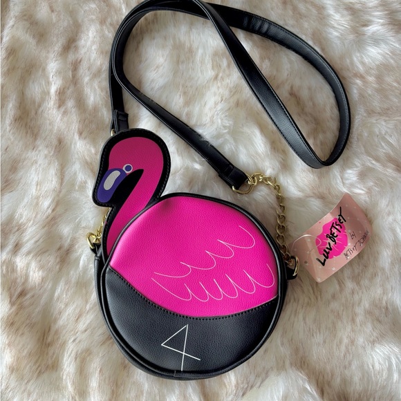 Betsey Johnson Handbags - NWT Betsey Johnson “Flynn” Pink Flamingo Crossbody Bag